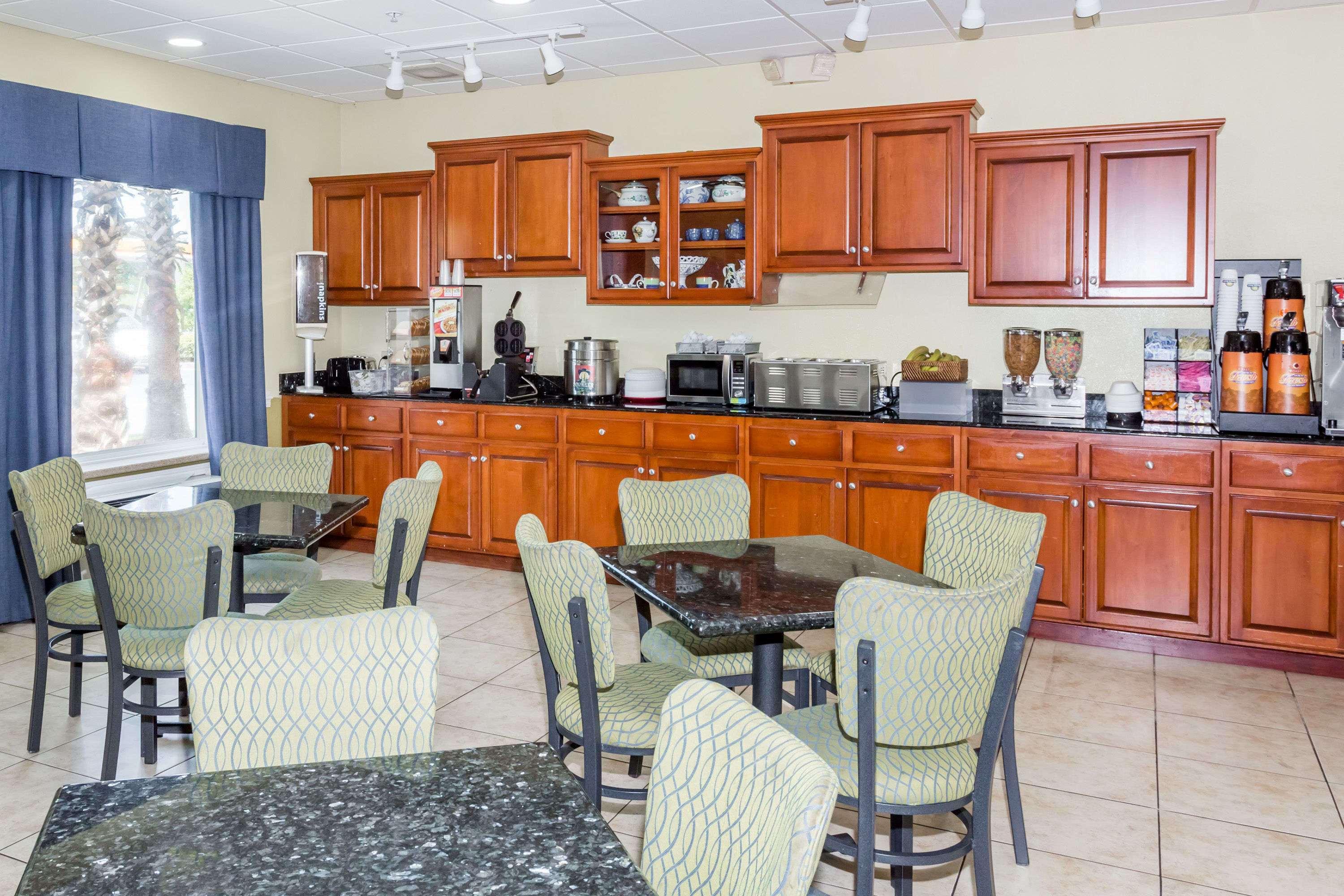 Days Inn & Suites By Wyndham Savannah North I-95 Port Wentworth Exteriér fotografie